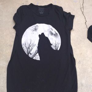 Long black shirt with a wolf print in moon